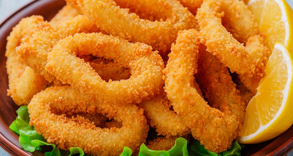 Golden fried onion rings with lemon